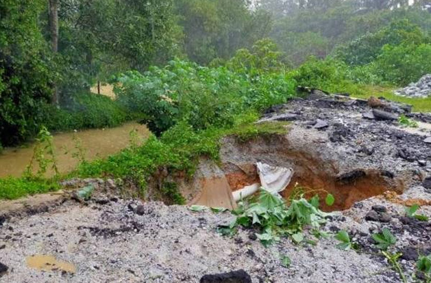 Keadaan jalan runtuh di Kampung Petaling, Kuala Nerus