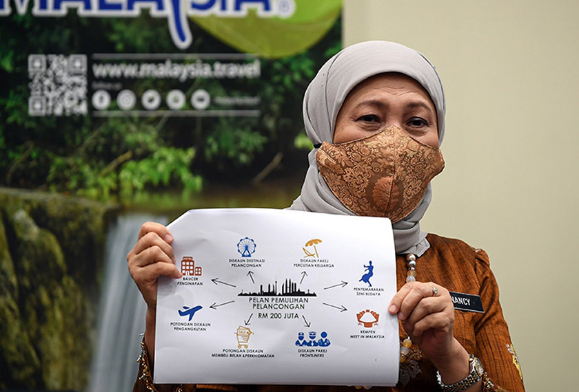 Datuk Seri Nancy Shukri showed the Stimulus Recovery Plan (PRE) amounting to RM 200 million during a press conference on the Budget 2021 of the Ministry of Tourism, Arts and Culture Malaysia at Sultan Abdul Samad Building. – foto BERNAMA