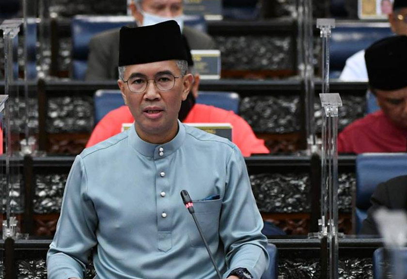 Finance Minister Tengku Zafrul bin Tengku Abdul Aziz presenting the Budget 2021 at parliament on 6 November. – foto BERNAMA