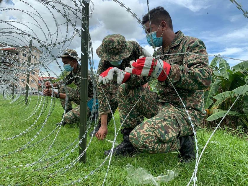 Dengan pemasangan kawat berduri terbabit urusan saringan oleh Jabatan Kesihatan Negeri Sabah JKNS dapat dijalankan. - Foto Astro AWANI