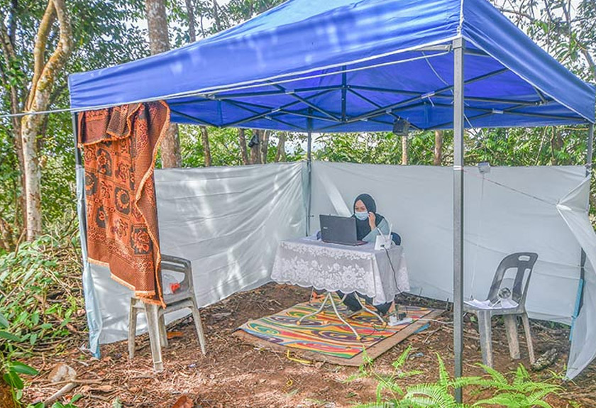 Mohd Azmi also placed some chairs and a table in the tent set up about 30m away from their house to ensure his daughter could study comfortably. --fotoBERNAMA