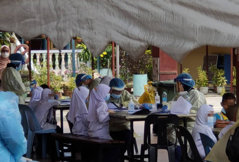 Tinjauan Astro Awani di sekolah mendapati ibu bapa mula membanjiri sekolah dan menunggu anak masing masing menjalani ujian saringan COVID-19. - Foto Astro AWANI