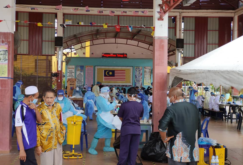 Seramai 600 murid terdiri dari tahun 1 hingga 6 diarah menjalani ujian tersebut sejak pagi tadi. - Foto Astro AWANI