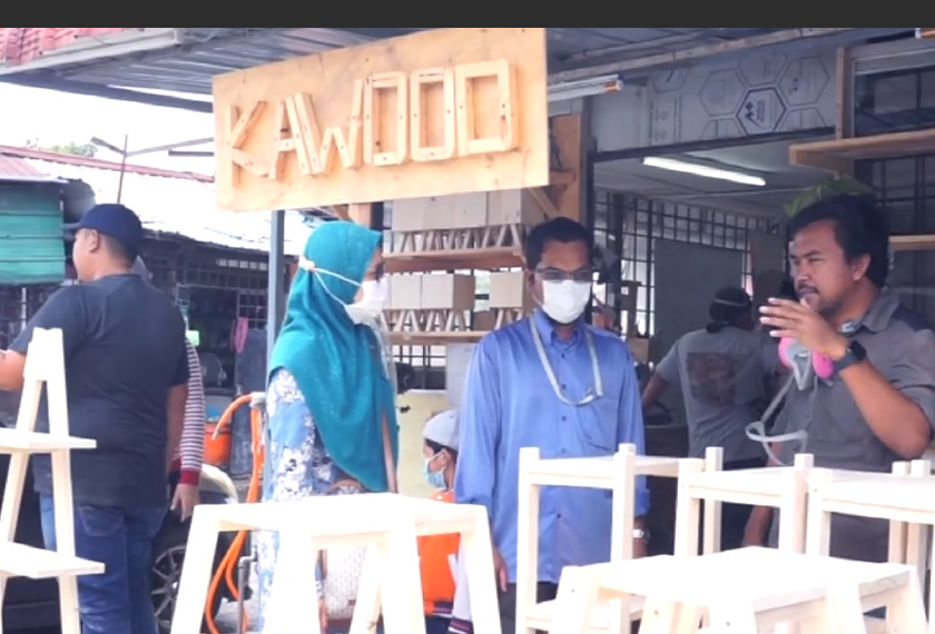 Kawood yang beroperasi di Pantai Dalam, Kuala Lumpur menyediakan rak siap pasang untuk kemudahan pelanggan.