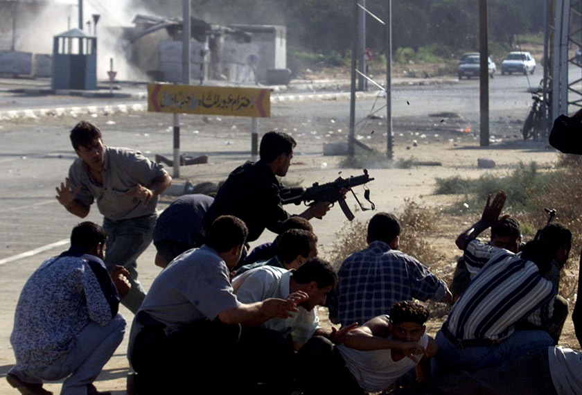 Mungkin beginilah keadaannya apabila orang awam yang tidak bersalah bersembunyi daripada tembakan yang datang bertubi-tubi. (Gambar hiasan)