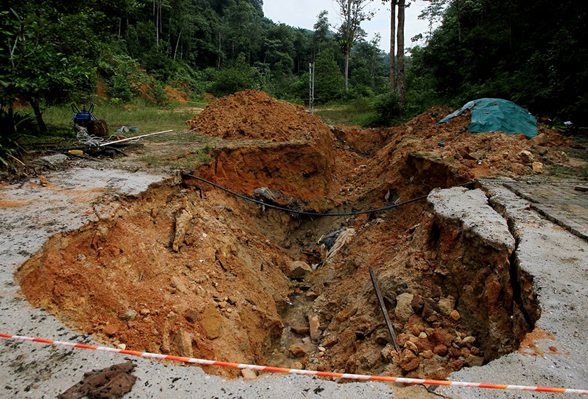 Lokasi tempat bahan buangan dipercayai sisa industri secara kambus tanah di kawasan yang bukan ditetapkan di atas tanah milik persendirian seluas 0.5 hektar berhampiran sebuah resort di Kampung Ulu Chepor, 7 Okt, 2020. --fotoBERNAMA
