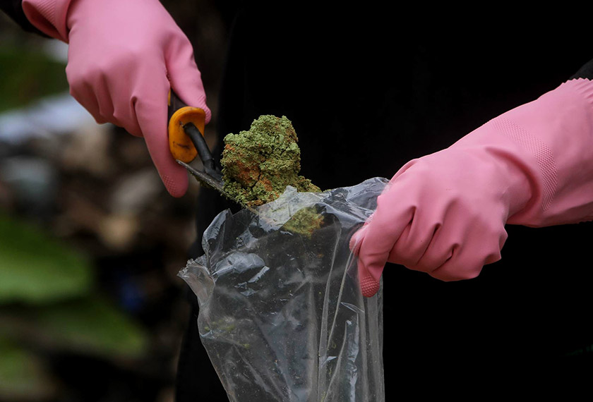 Bahan buangan dipercayai sisa industri secara kambus tanah di kawasan yang bukan ditetapkan di atas tanah milik persendirian seluas 0.5 hektar berhampiran sebuah resort di Kampung Ulu Chepor, dekat Chemor, 7 Okt, 2020. --fotoBERNAMA