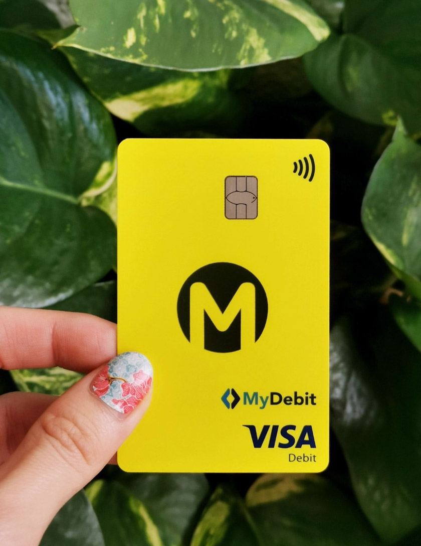 Aplikasi MAE by Maybank juga didatangkan dengan kad debit baharu yang boleh dipohon pelanggan melalui aplikasi tersebut. Foto ihsan Maybank