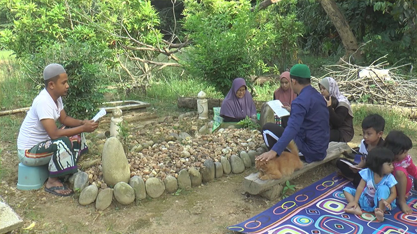 Keluarga Hasnah akan pergi melawat kubur Allahyarham Ab Aziz untuk membaca Yasin