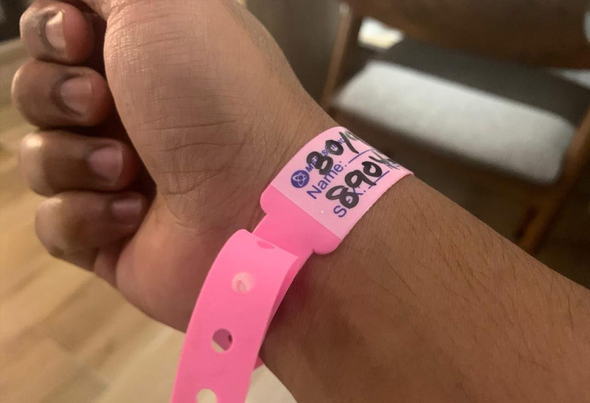 Gelang 'pink' akan dipotong oleh Pejabat Kesihatan Daerah (PKD) terdekat selepas ujian saringan COVID-19 disahkan negatif - Gambar Astro AWANI