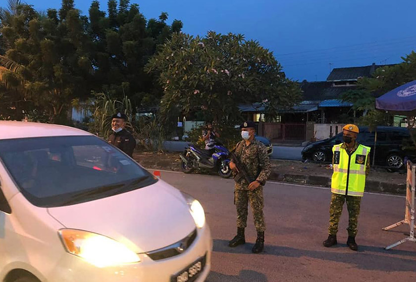Anggota keselamatan bertugas 24 jam dalam sekatan jalan raya PKPB di Mukim Klang. Gambar: Ihsan FB Markas Angkatan Tentera Malaysia