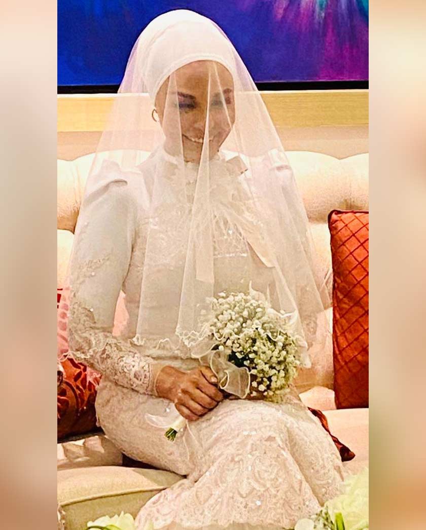 Wajah ceria pengantin selepas bergekar isteri kepada ahli perniagaan, Shaik Rizal.