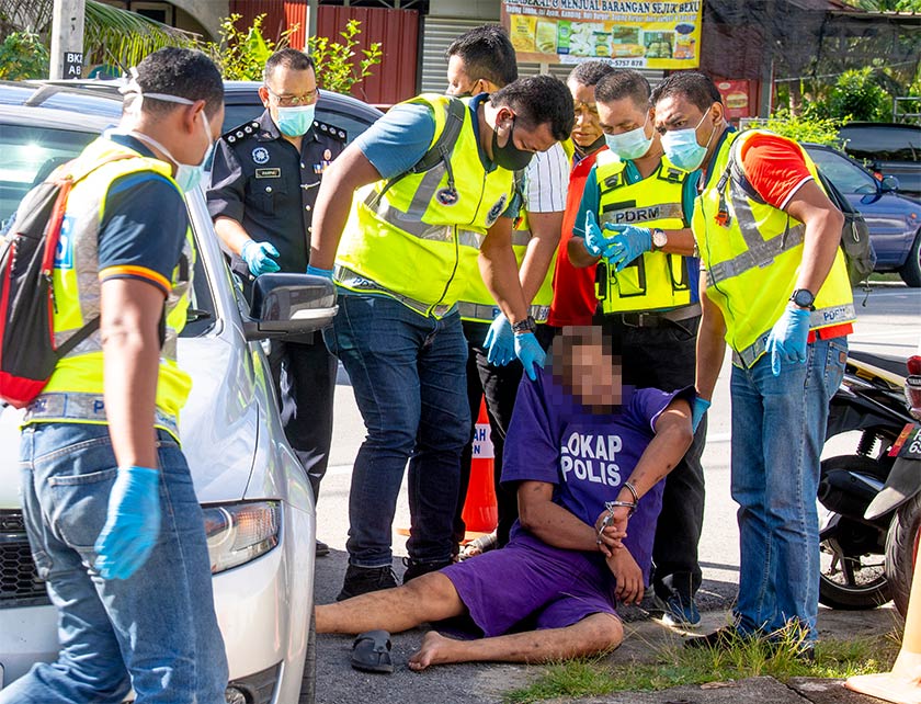 Suspek enggan memberi kerjasama ketika dibawa ke Mahkamah Majistret Bachok hari ini bagi mendapatkan perintah reman terhadapnya. - Foto BERNAMA
