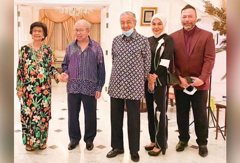 Menurut sumber, Ku Li memaklumkan sendiri perkara itu kepada Dr Mahathir, dalam satu pertemuan makan malam kira-kira sebulan lepas.