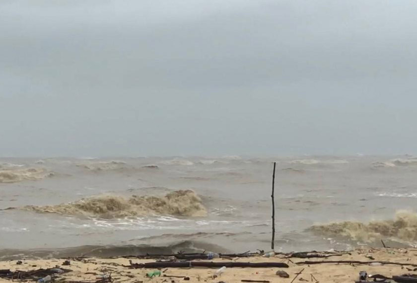 Selain banjir kilat di kawasan rendah berhampiran laut, fenomena itu turut menyebabkan ombak setinggi hampir tiga meter.