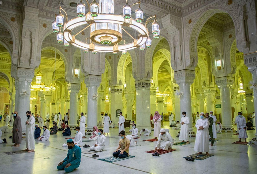 Muslims maintaining social distancing pray in the Grand Mosque for the first time in months since the coronavirus disease (COVID-19) restrictions were imposed, after they were allowed by the Saudi authorities, in the holy city of Mecca, Saudi Arabia October 18, 2020. REUTERSpic
