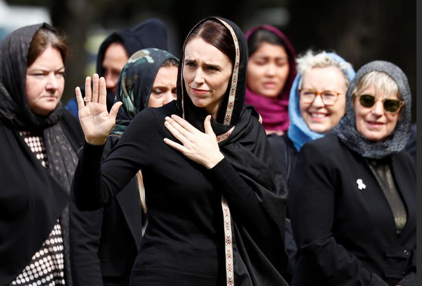 Jacinda Arden mengenakan seledang menutup kepalanya ketika menziarahi keluarga mangsa serangan Christchurch sebagai tanda hormat kepada komuniti Islam.