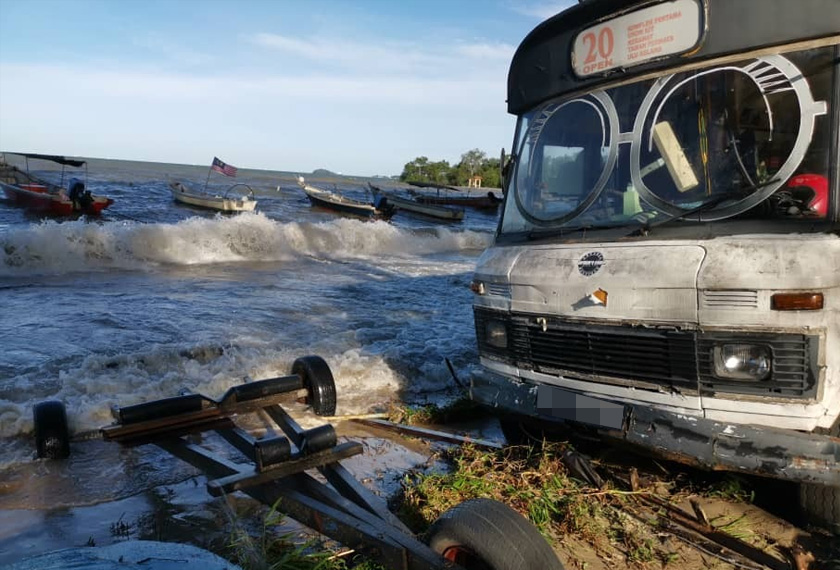 Fenomena air pasang besar menyebabkan ombak kuat di pantai di Port Dickson.