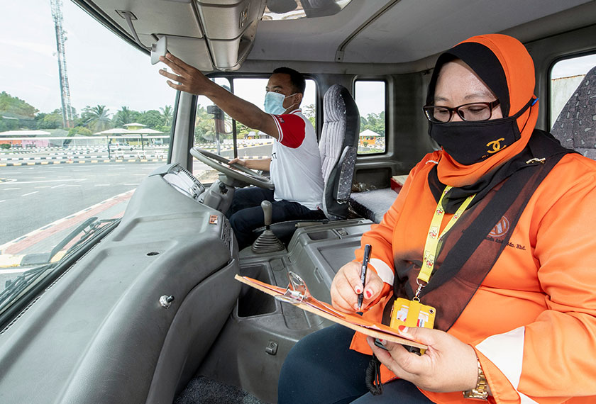 Rosniza membuat pemeriksaan ujian pemanduan lesen kelas memandu E bersama calon pemandu kelas E (lori) Mohd Shahiran Md Radxe di Akademi Memandu Anda Melor di Kota Bharu, 19 Okt, 2020. --fotoBERNAMA