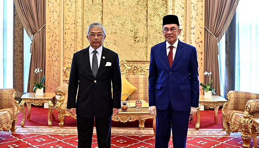 Opposition leader Datuk Seri Anwar Ibrahim met with His Majesty on 13th October and soon announced that he has the majority support to overthrow the current Perikatan Nasional government. – foto BERNAMA