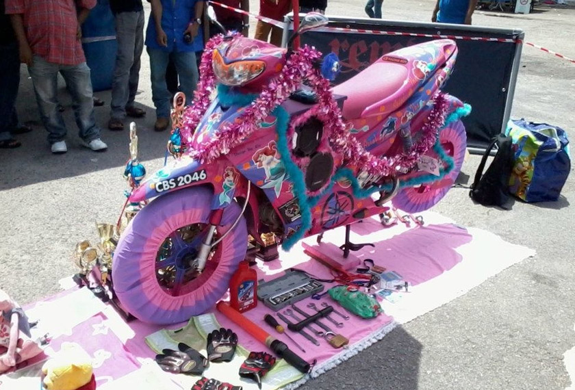 Sertai pertandingan peragaan motosikal cantik, tapi anda perlu mengeluarkan modal sedikit untuk meraih keuntungan dalam perkara ini.