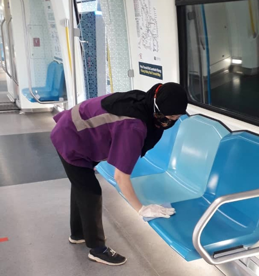 Tren MRT melalui kerja-kerja pembasmian kuman dan pembersihan setiap malam selepas operasi pada hari berkenaan. - Gambar ihsan Prasarana.