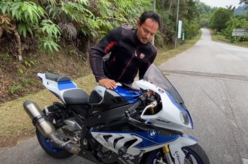 Menjadi Youtube mampu mejana pendapatan melalui penghasilan pelbagai kandungan mengenai motosikal.