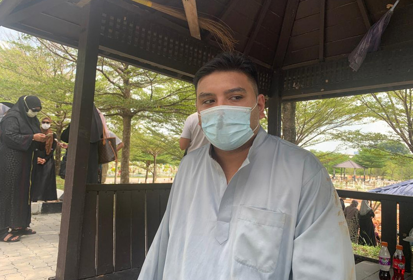 Anak kedua Allahyarham, Adam ketika ditemui selepas majlis pengebumian jenazah di Tanah Perkuburan Islam USJ 22