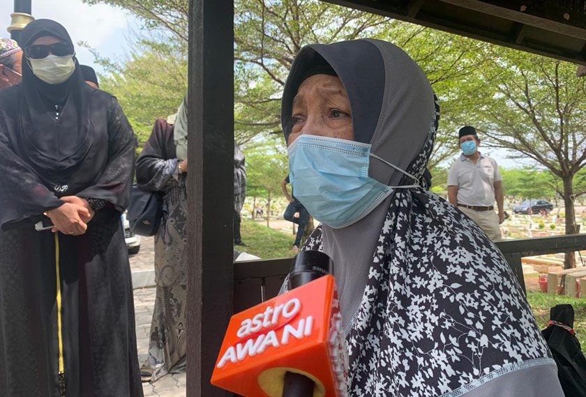 Sikap arwah yang sanggup berkorban dan bersusah payah demi keluarga, membuatkan wanita itu tidak dapat menahan sebak ketika berkongsi kisah bersama abang tersayangnya itu