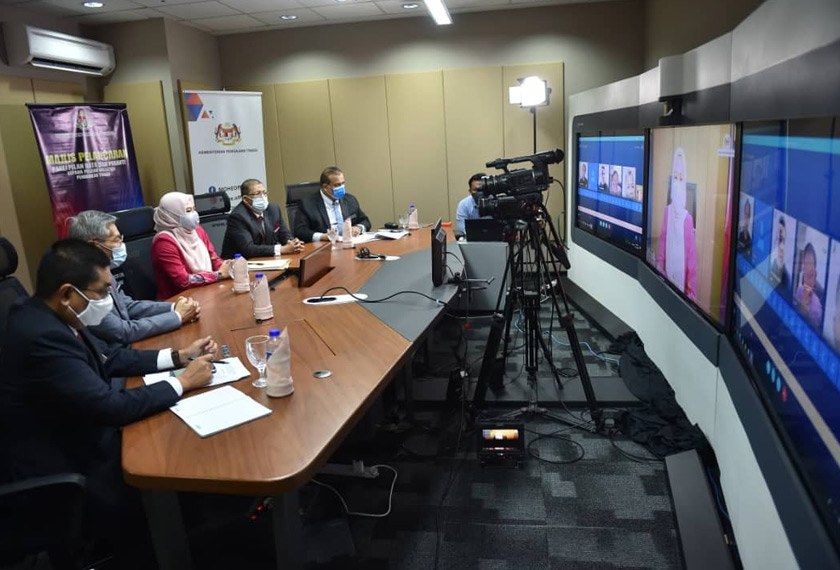 Datuk Dr Noraini Ahmad berharap pelbagai bantuan yang ditawarkan ini mampu memberikan persekitaran pembelajaran yang kondusif