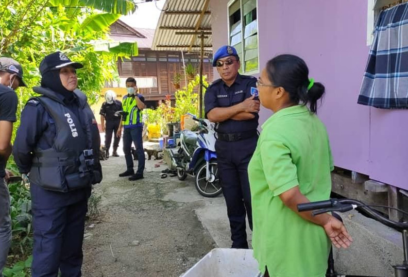 Ketua Polis Perlis, Datuk Surina Saad, melakukan tinjauan di perairan Kuala Perlis termasuk kampung nelayan tempatan.