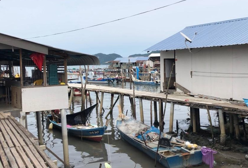 Segelintir PATI Rohingya menjadikan kawasan berhampiran kampung nelayan tempatan untuk dijadikan penempatan mereka.