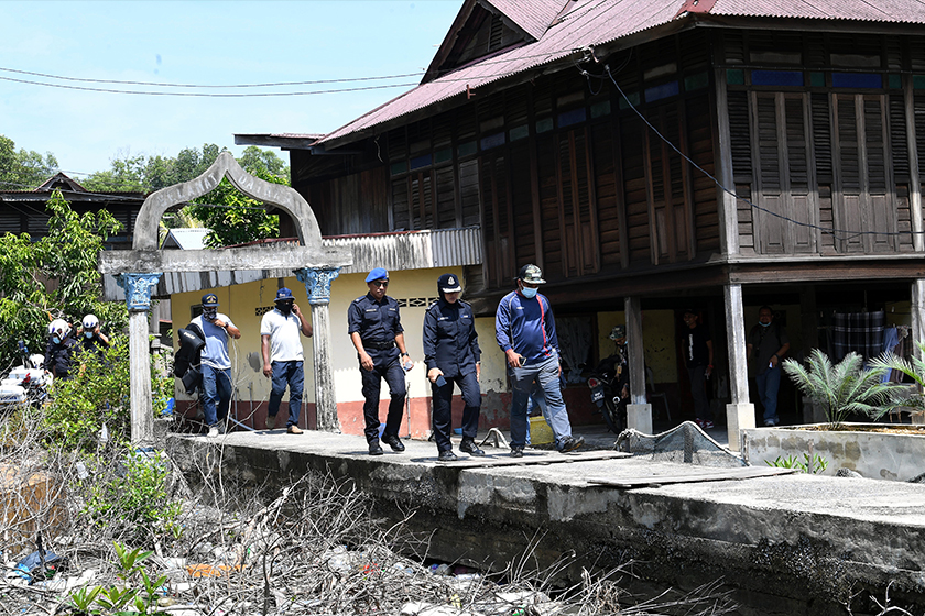 Surina (dua, kanan) bersama anggotanya meronda di sekitar Kampung Pulau Ketam, pada Khamis, 3 Sept, 2020. --fotoBERNAMA