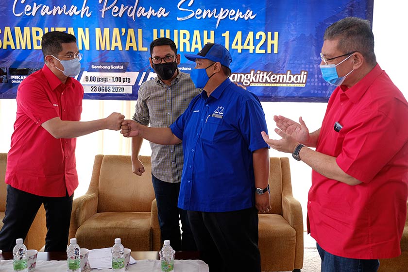 Ahli Parlimen Gombak, Datuk Seri Azmin Ali (kiri), Timbalan Presiden Bersatu, Datuk Seri Ahmad Faizal Azumu (tengah) dan Ahli Parlimen Indera Mahkota, Datuk Saifuddin Abdullah beramah mesra dengan calon BN Mohd Zaidi Aziz. - Gambar fail/BERNAMA
