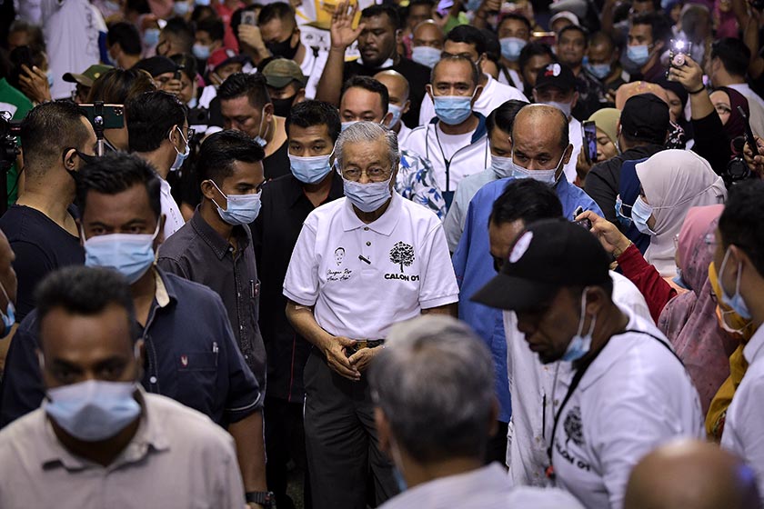 Ahli Parlimen Langkawi, Tun Dr Mahathir Mohamad tiba ketika Majlis Pengenalan calon Pejuang di PRK N58 DUN Slim. - Gambar fail/BERNAMA