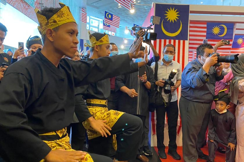 Persembahan seni pertahan diri silat semasa pelancaran program Tanjak Merdeka, pada Jumaat. - Foto Astro AWANI