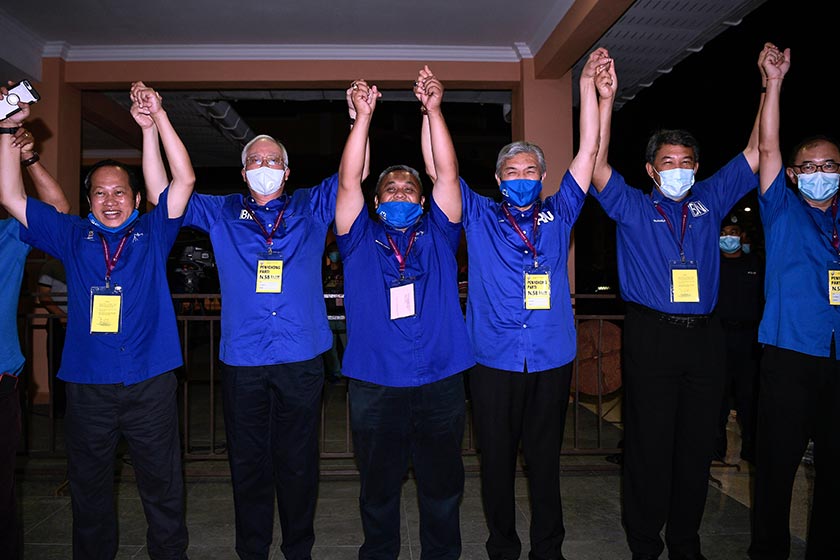 Presiden UMNO, Datuk Seri Ahmad Zahid Hamidi bersama Timbalan Presiden, Datuk Seri Mohamad Hassan meraikan kemenangan calon BN Mohd Zaidi Aziz. - Gambar fail/BERNAMA