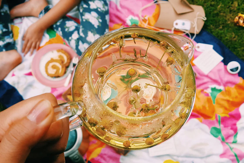 Teh kamomil perlu dijadikan minuman ruji jika anda mengalami PMS yang teruk. - Foto/Unsplash