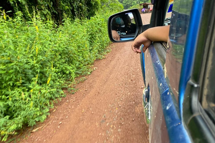 Jalan batu kelikir dan tanah merah yang terpaksa dihadapi penduduk Kampung Sungai Magandai.
