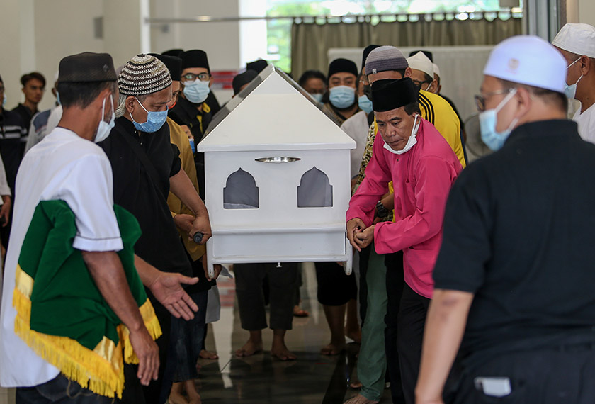Jenazah pelakon Zulkifli Zain diusung keluar untuk dikebumikan di Tanah Perkuburan Islam Ukay Perdana pada Ahad. - Gambar BERNAMA