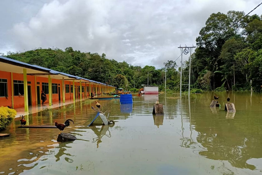 Keadaan di Rumah Panjang Austin Ekau, di Song terjejas akibat banjir. - Foto JBPM Sarawak