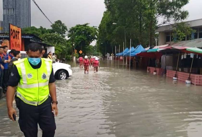 Banjir kilat sekitar Kampung Baru - Foto JBPM KL