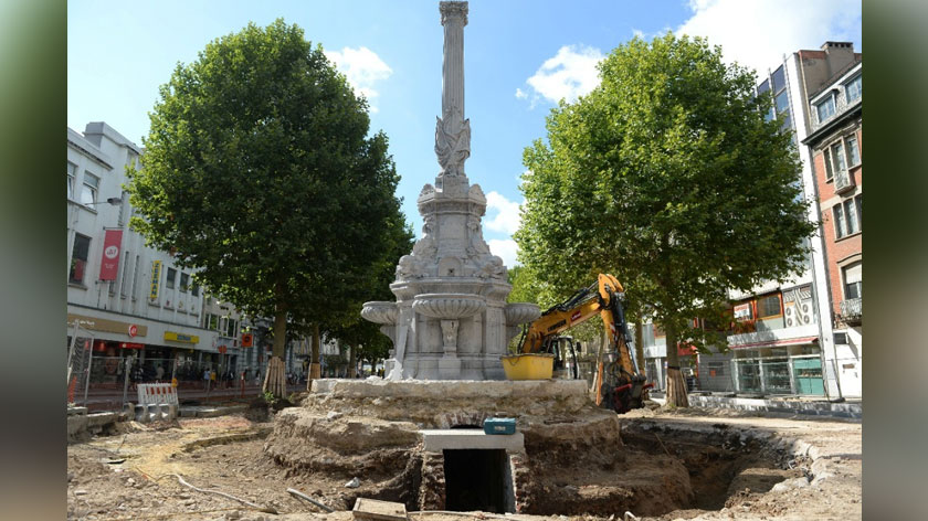 Pancuran air ini sedang menjalani proses renovasi. - Reuters