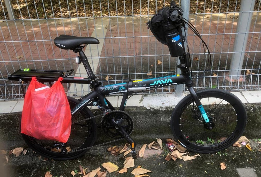 Rudy mengantungkan plastik di basikalnya untuk mengutip sampah di sekitar Kuala Lumpur.