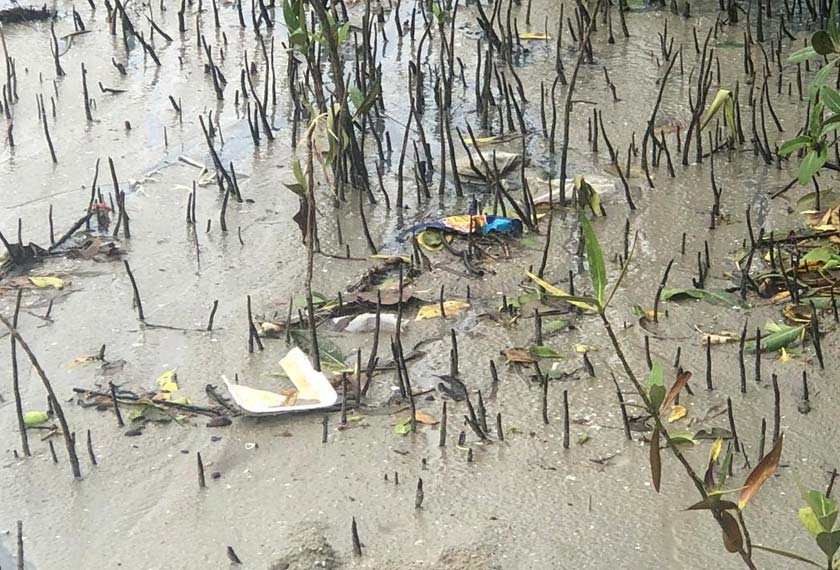 Sampah plastik antara yang ditemui di pantai Morib. - Gambar Astro AWANI