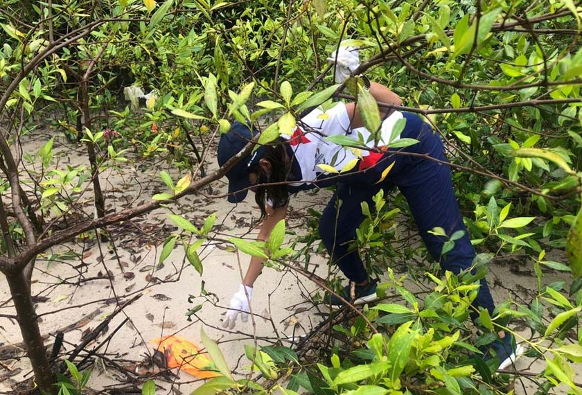 Tengku Zatashah Sultan Sharafuddin Idris Shah turut menyertai program pembersihan pantai di Morib. - Gambar Astro AWANI