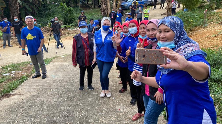 Zizie Ezette (bertudung krim) sentiasa disapa oleh penyokong-penyokong suaminya untuk bergambar kenangan. - Gambar ASSIM HASSAN