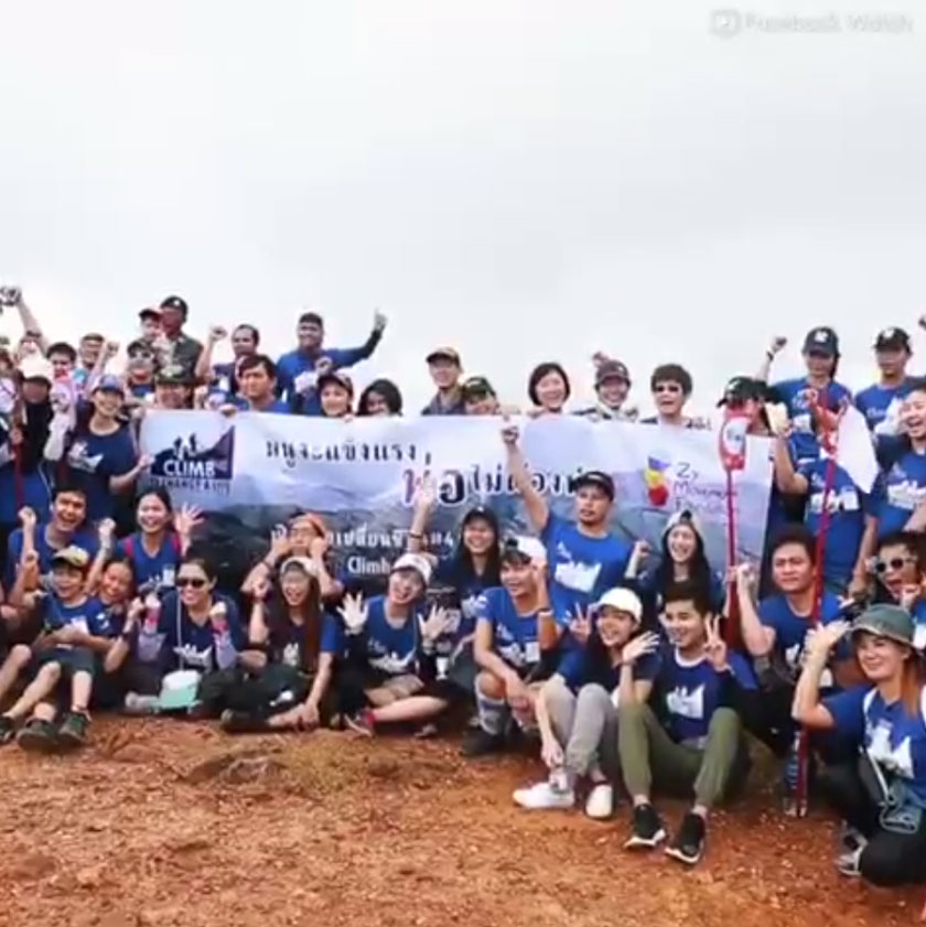 Zy bersama keluarga kelainan upaya lain berjaya mendaki gunung.