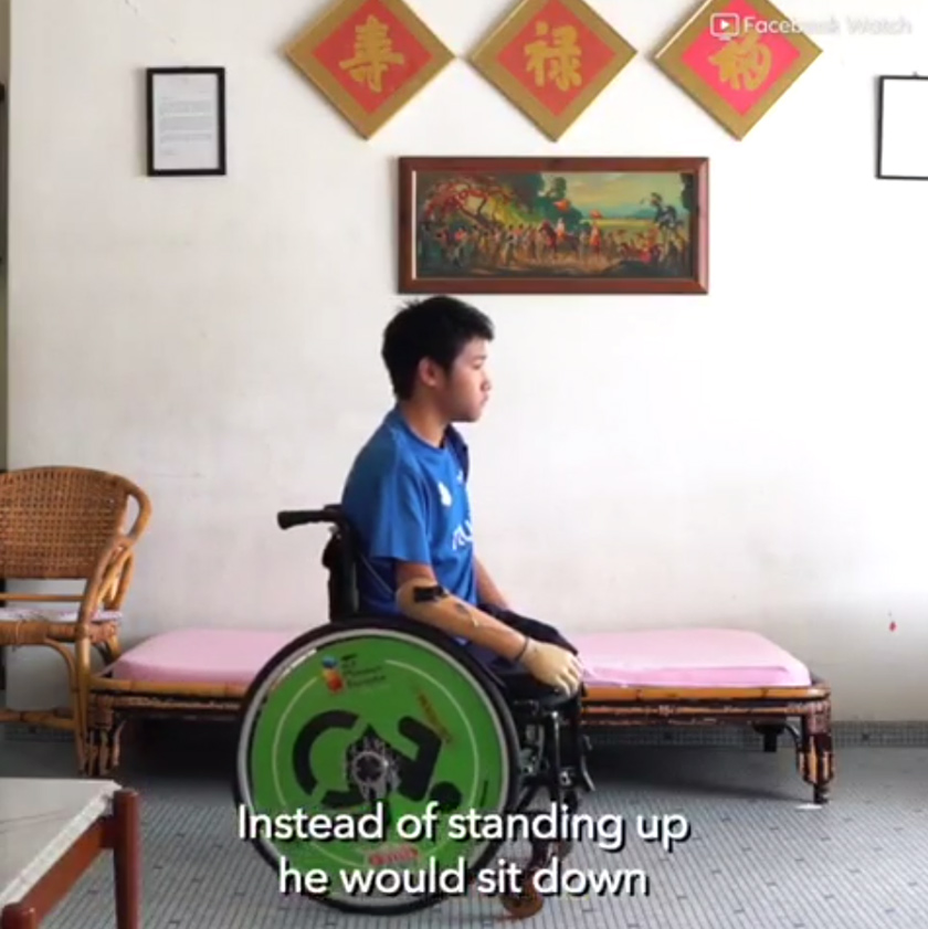 Zy jarang menggunakan kerusi roda sebaliknya diberikan kaki palsu oleh ayahnya untuk berjalan dan bergerak.