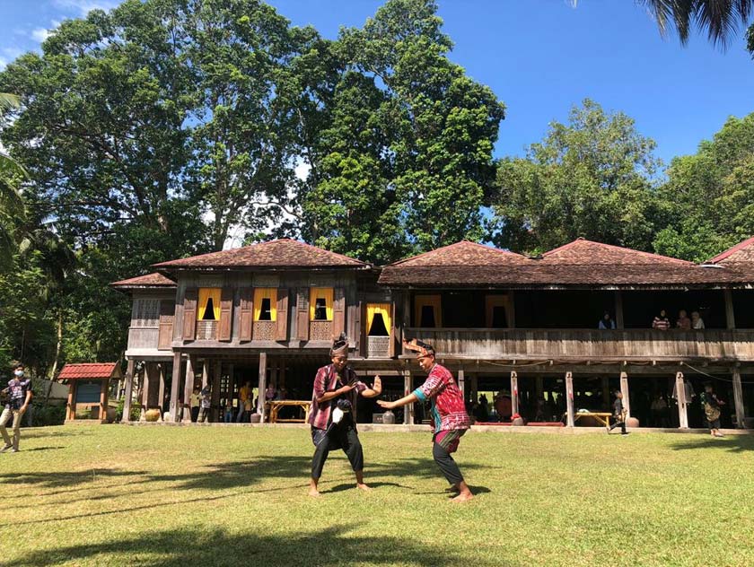 Pelbagai persembahan dan demonstrasi budaya dipamerkan dalam KBT seperti seni silat, anyaman batik, permainan tradisional dan persembahan lagu-lagu rakyat. - Foto Astro AWANI/Fauzi Suhaimi